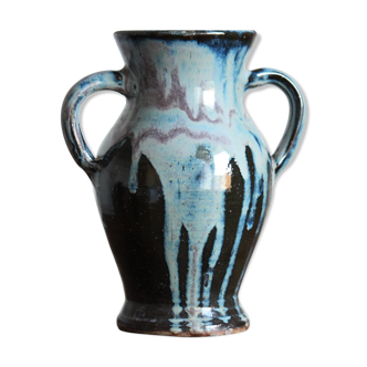 Blue vase with coves