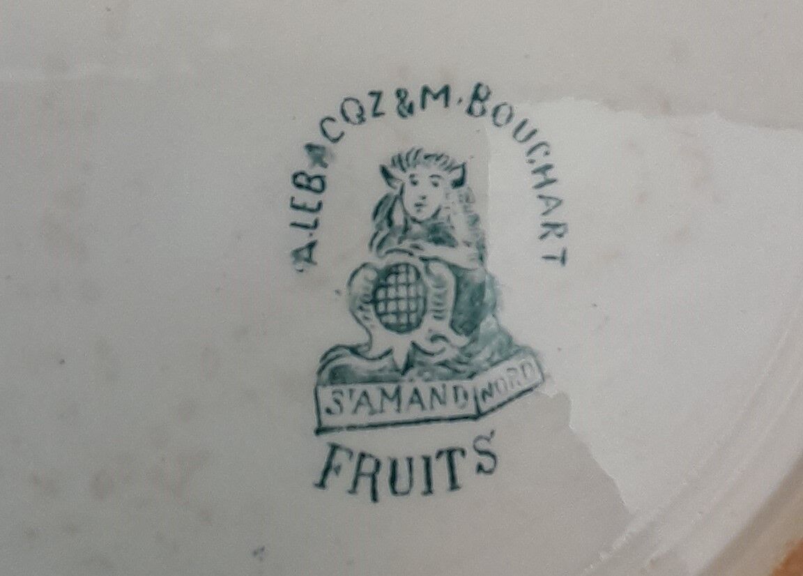 Lebacqz and Bouchart plate fruit model in earthenware of Saint Amand