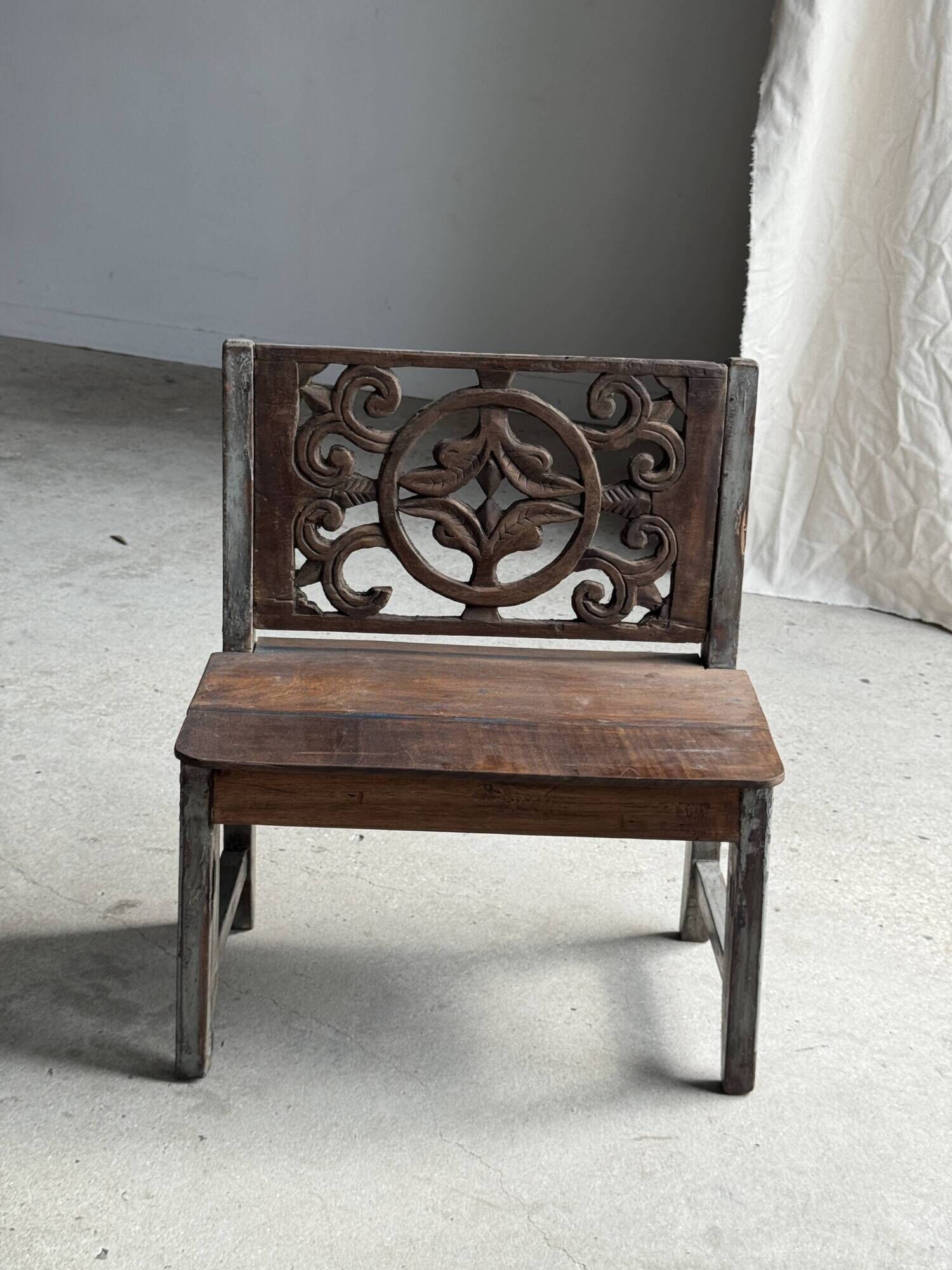 Mini banc à dossier sculpté à motif de rosace et volutes H59 L51