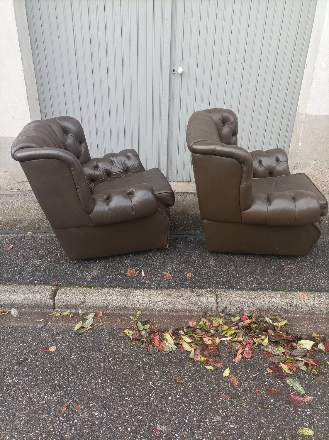 Pair of Chesterfield armchairs with footrest