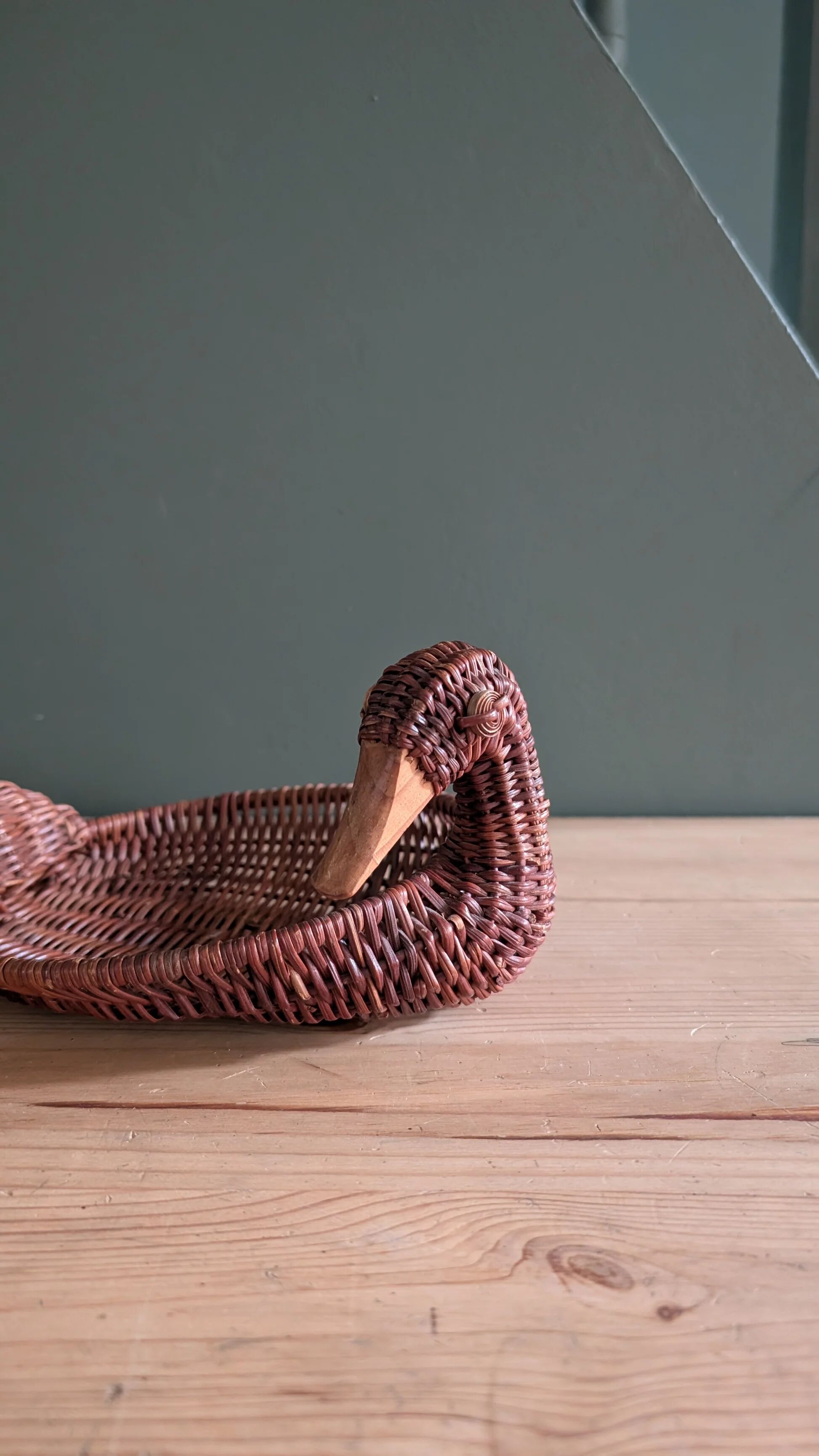 Woven wicker duck catchall