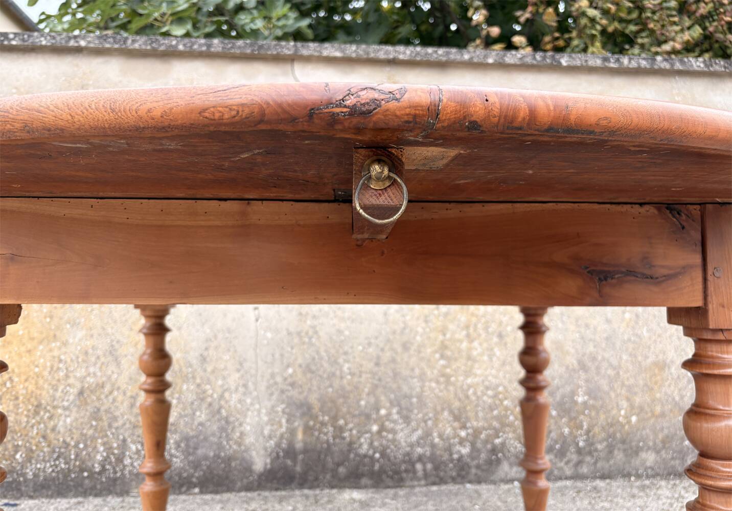 Round solid oak table with extensions, cabinetmaker's sliding mechanism,