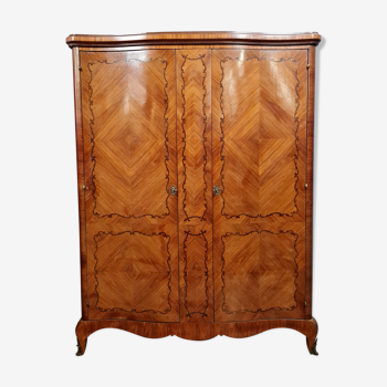 Armoire Louis XV galbée en marqueterie de bois précieux vers 1900-1930