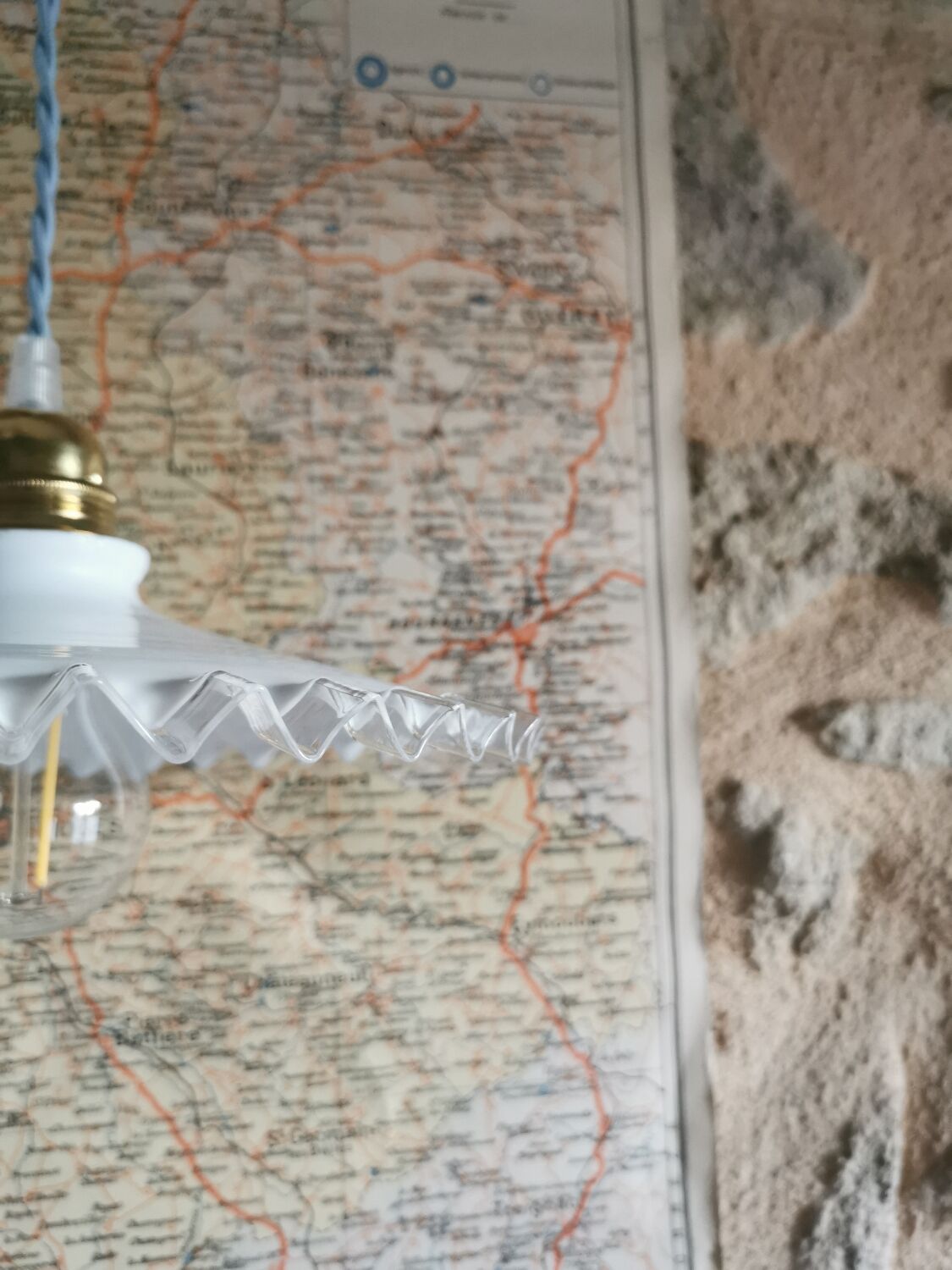 Suspension in white lace opaline, sky blue cable.