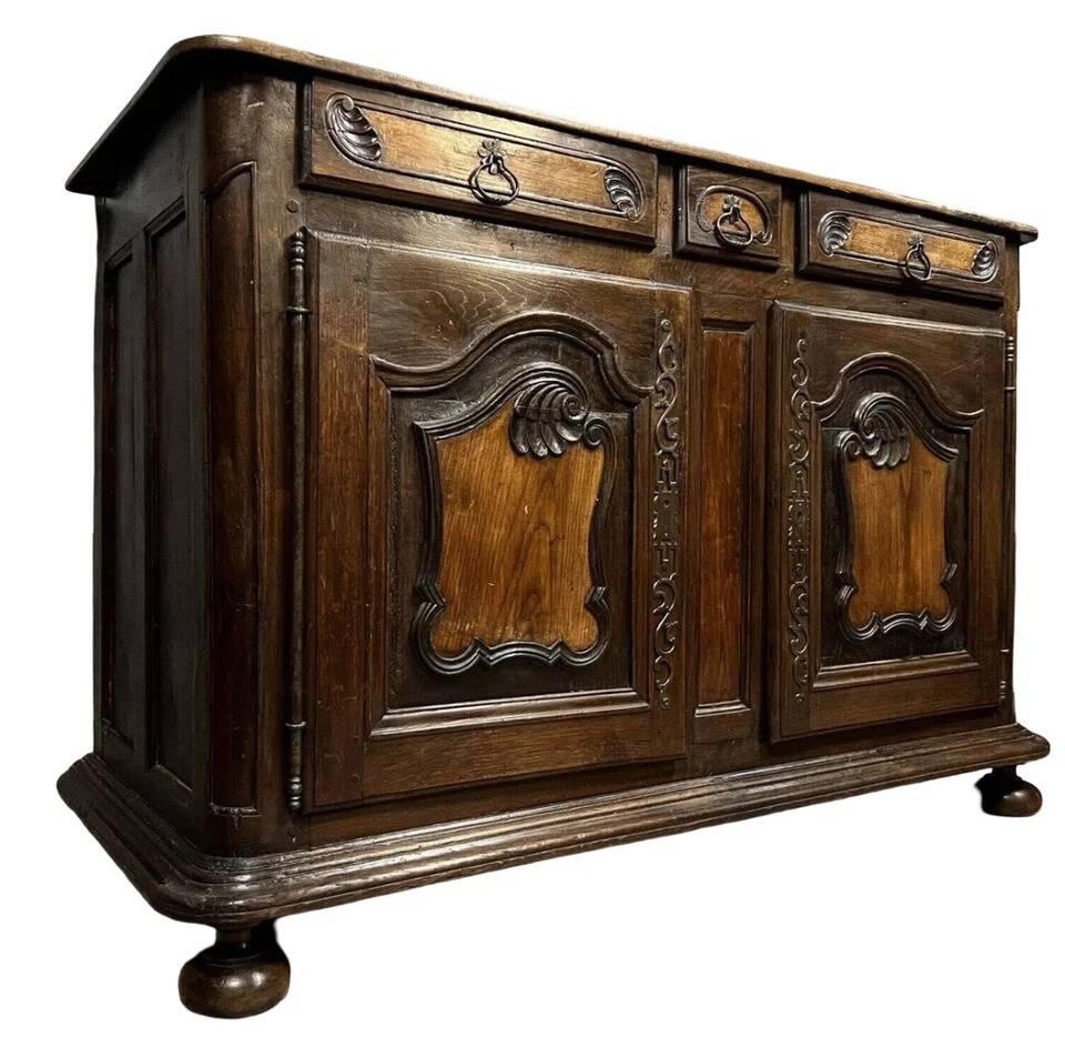Louis XIII period Burgundy sideboard in solid oak and walnut circa 1680