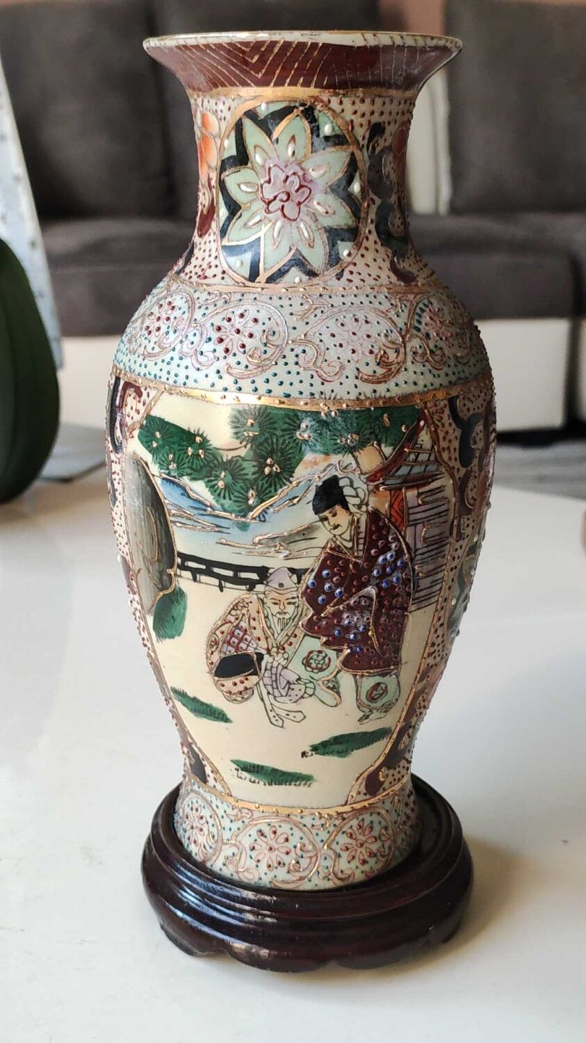 Chinese vase baluster in polychrome ceramics. Life scenes Japanese warriors/Samurai against a backdrop of wilderness