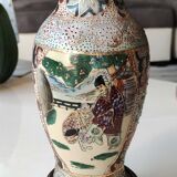 Chinese vase baluster in polychrome ceramics. Life scenes Japanese warriors/Samurai against a backdrop of wilderness