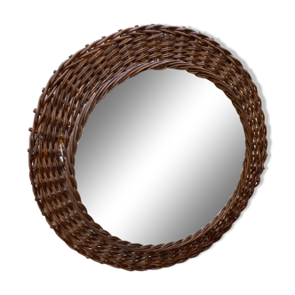 Round mirror in dark rattan