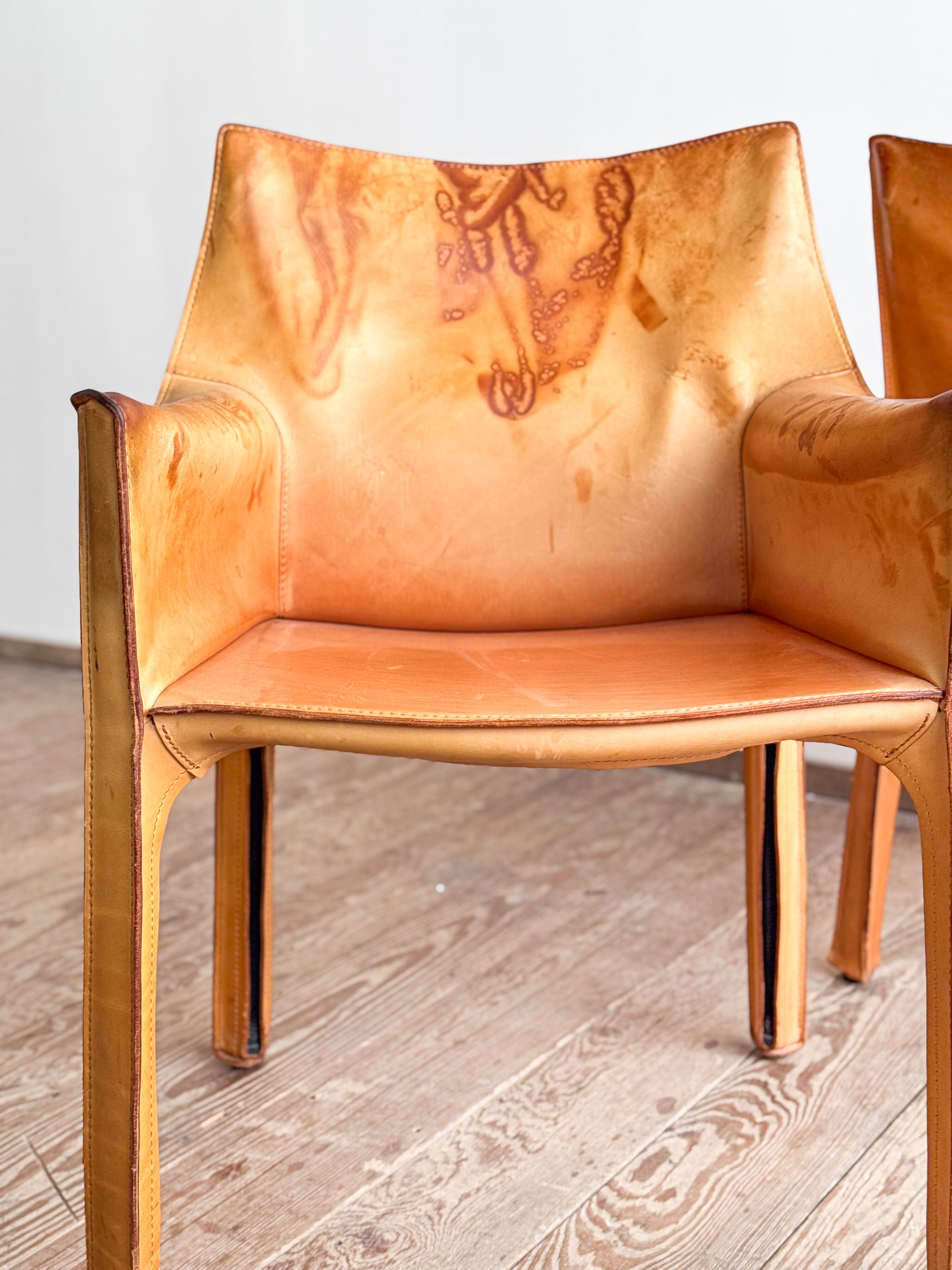 Paire de fauteuils Cab 413 par Mario Bellini en cuir beige patiné, Cassina