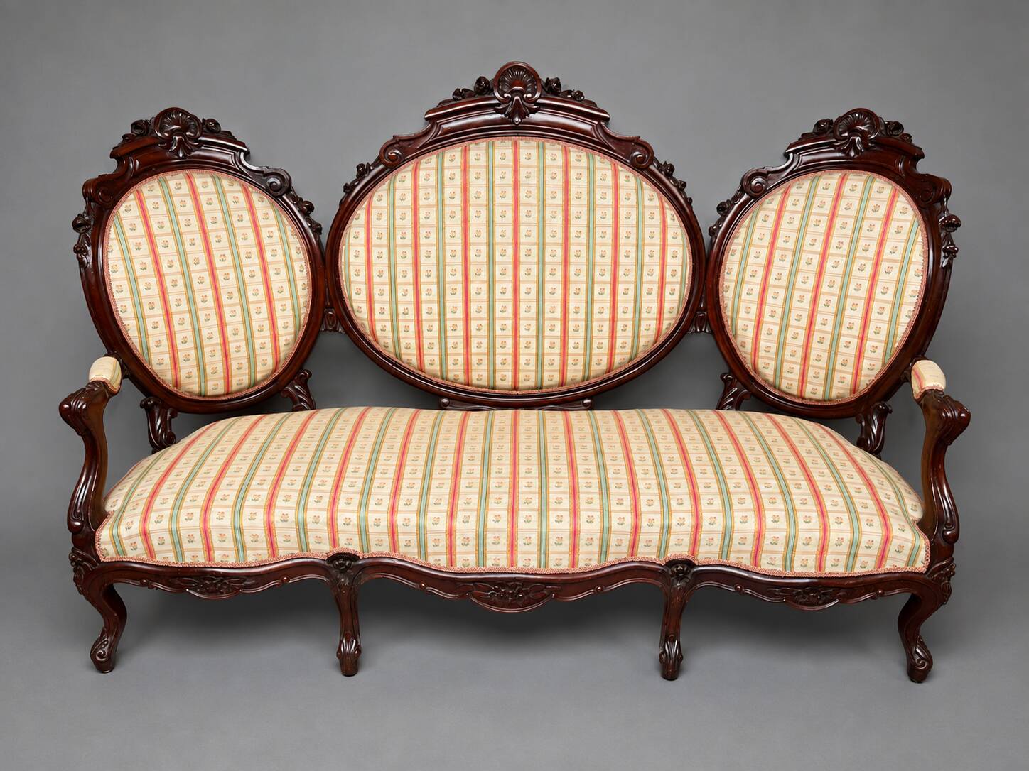Antique baroque canapé. Mahogany, carved.