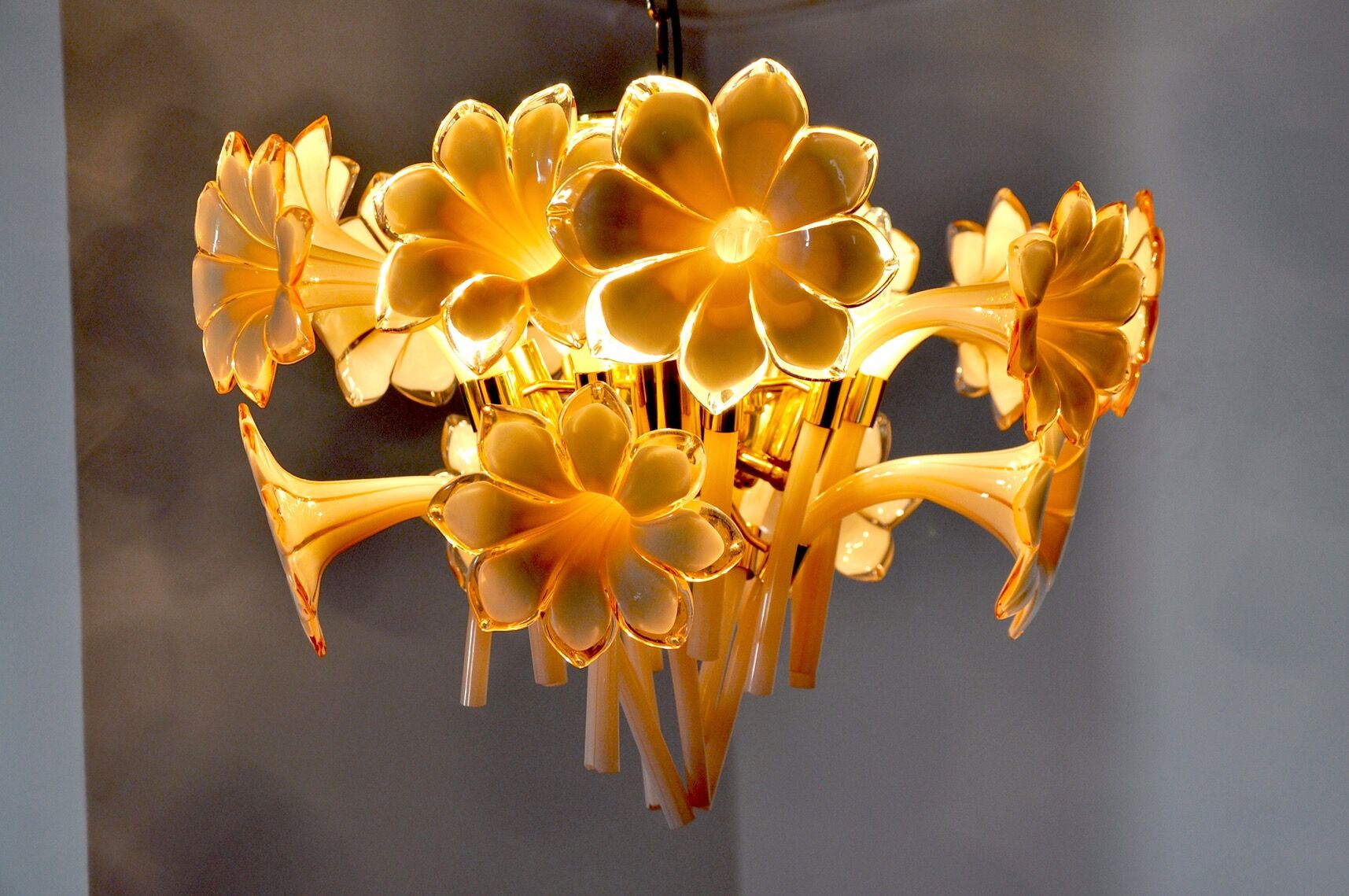 Pink fleur-de-lys chandelier, murano glass, Italy, 1970