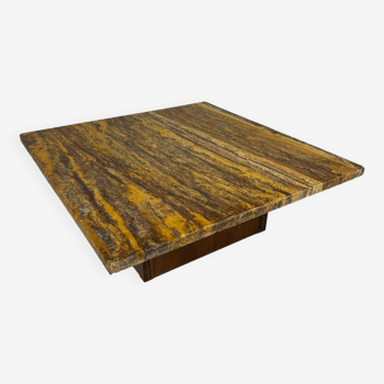 Table basse carrée brutaliste en pierre ambrée