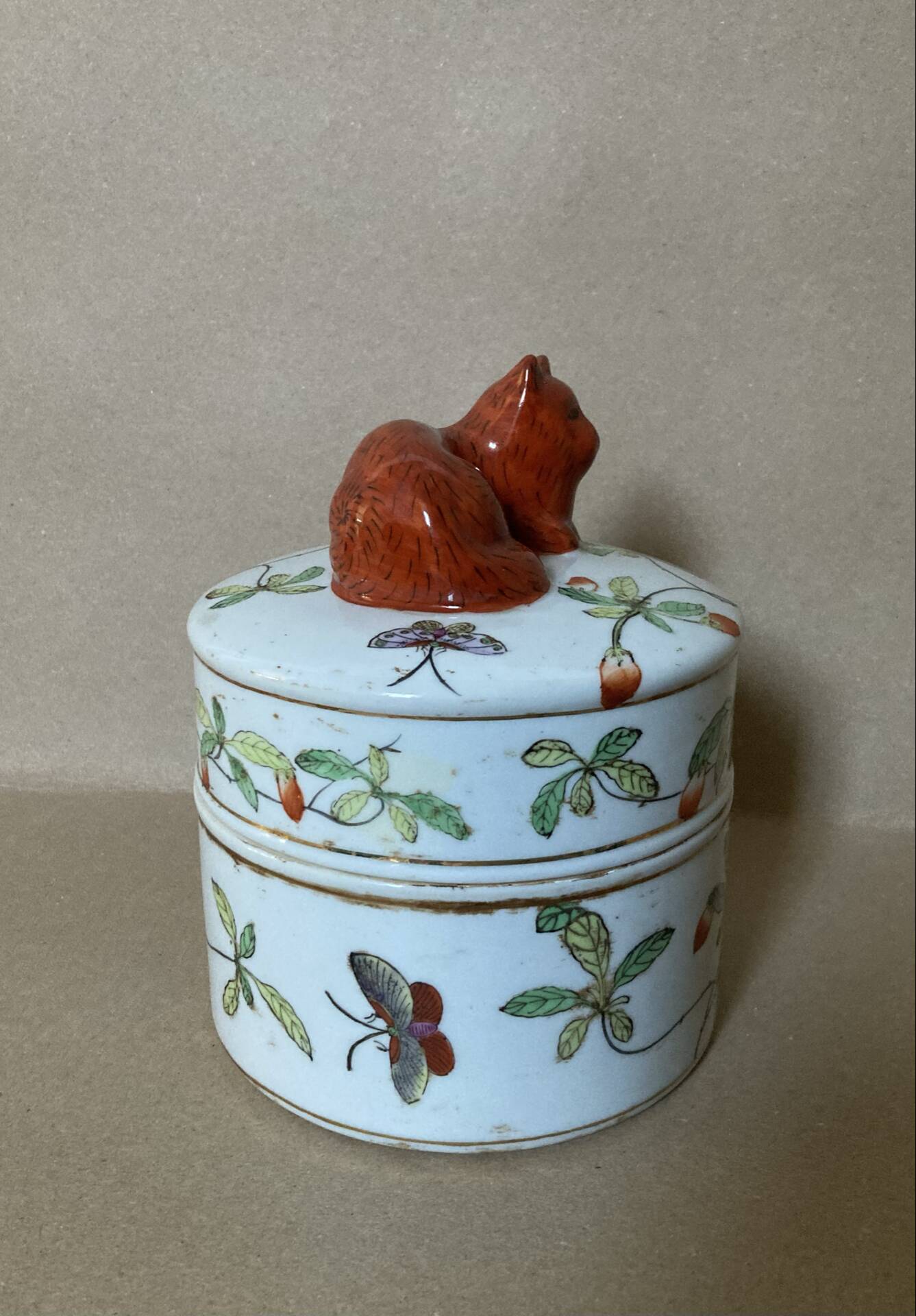 Pot couvert en faïence IMARI décor fait main, fleurs papillons et chat