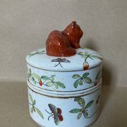 Covered pot in IMARI earthenware, hand-painted decoration, flowers, butterflies, and cat.