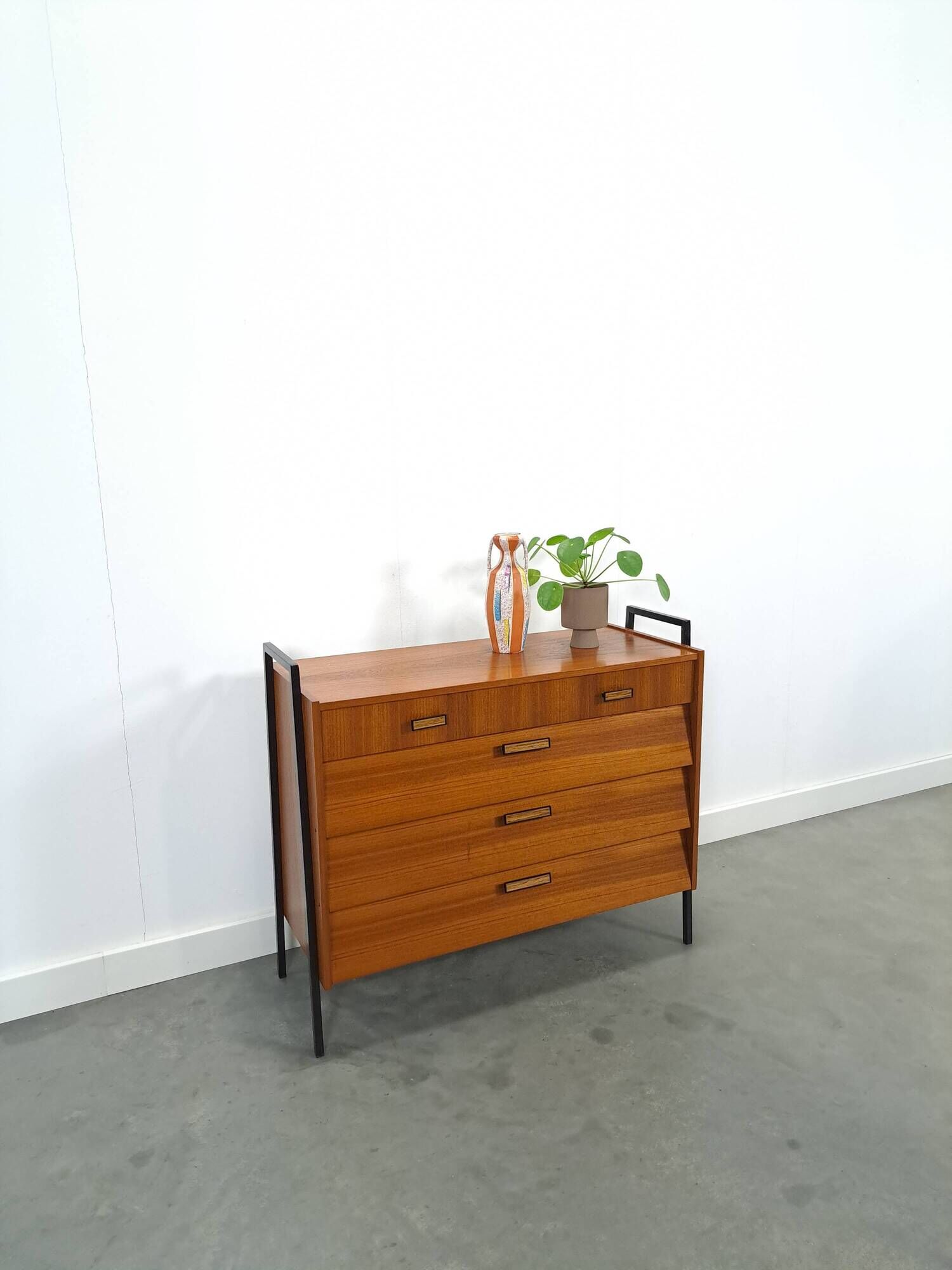Teak schoenenkast met zwart metalen poten, nr. 1