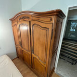 Armoire 3 portes en merisier style Régence