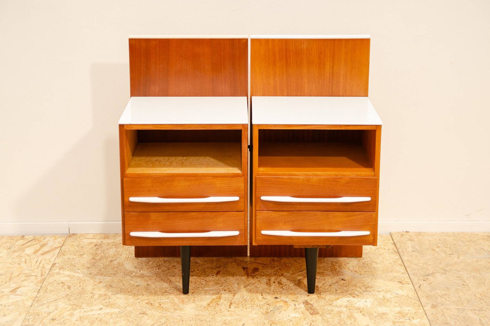 Paire de tables de chevet entièrement rénovées par Mojmír Požár, années 1960, Tchécoslovaquie