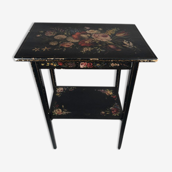 Table volante à deux plateaux, bois laqué noir et peint à décor de fleurs