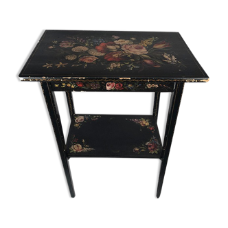 Table volante à deux plateaux, bois laqué noir et peint à décor de fleurs