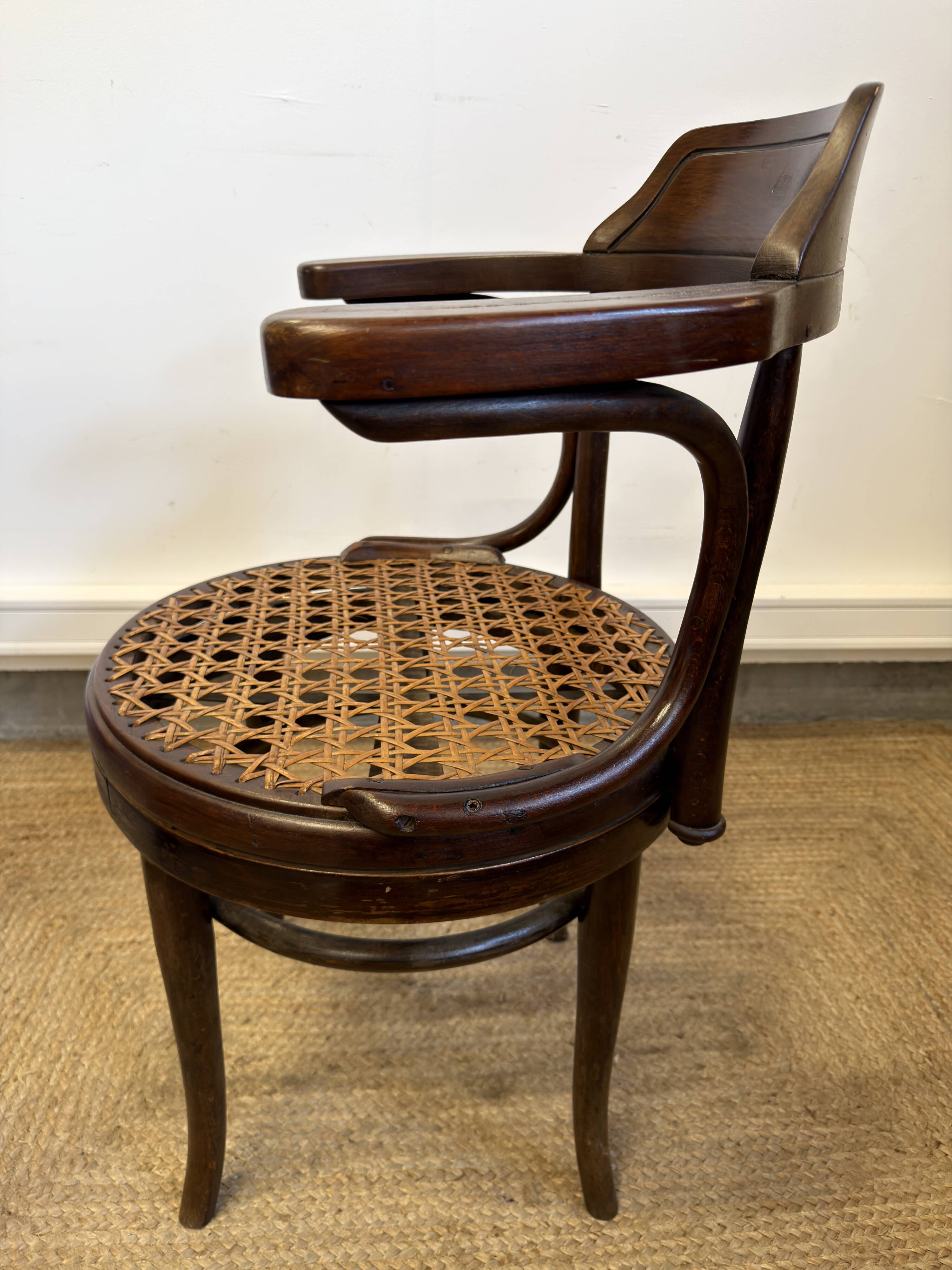 Fauteuil de bureau pivotant Thonet  en bois courbé et cannage – début XXe