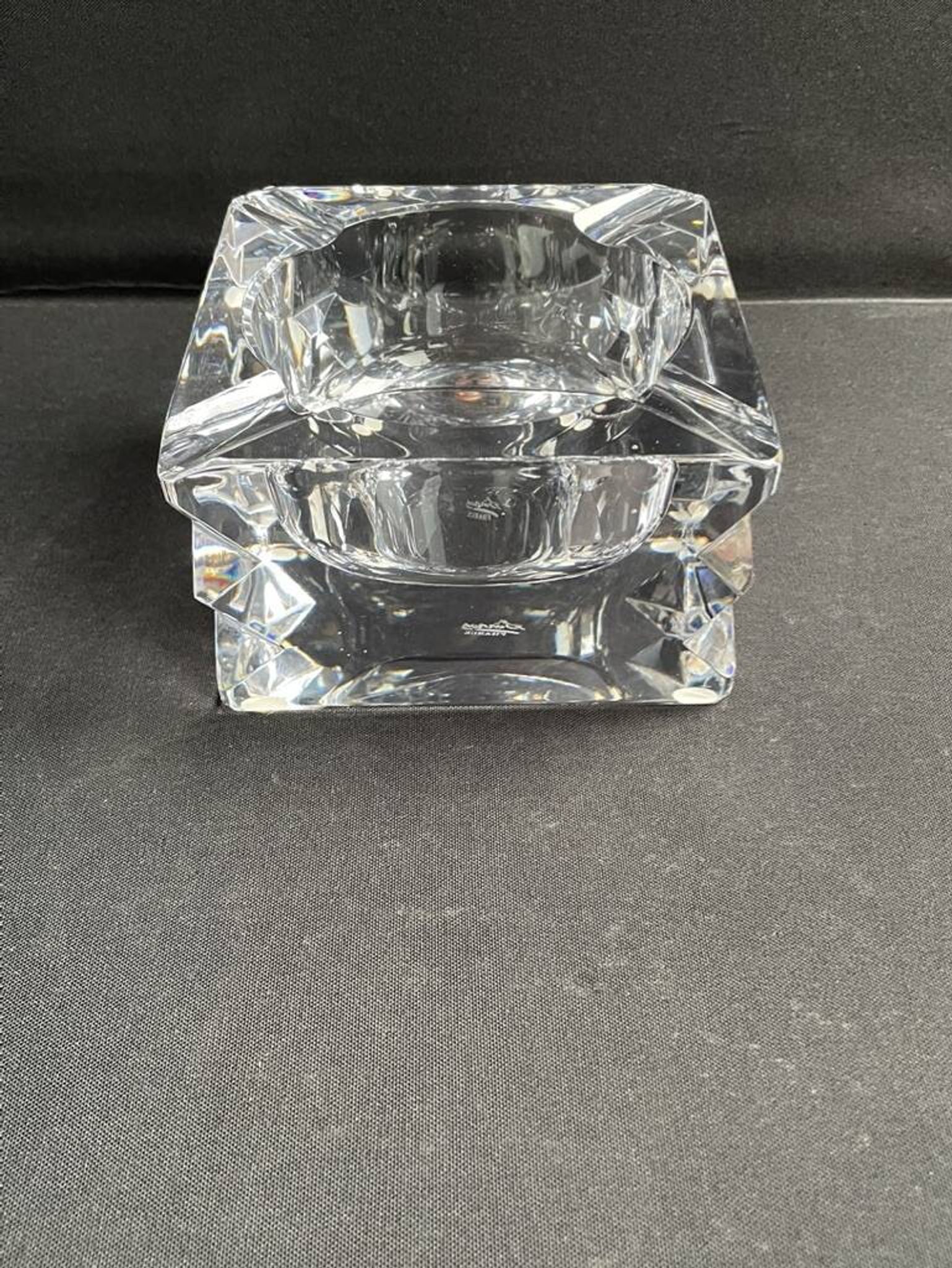 Important cendrier cristal de Sèvres taillé