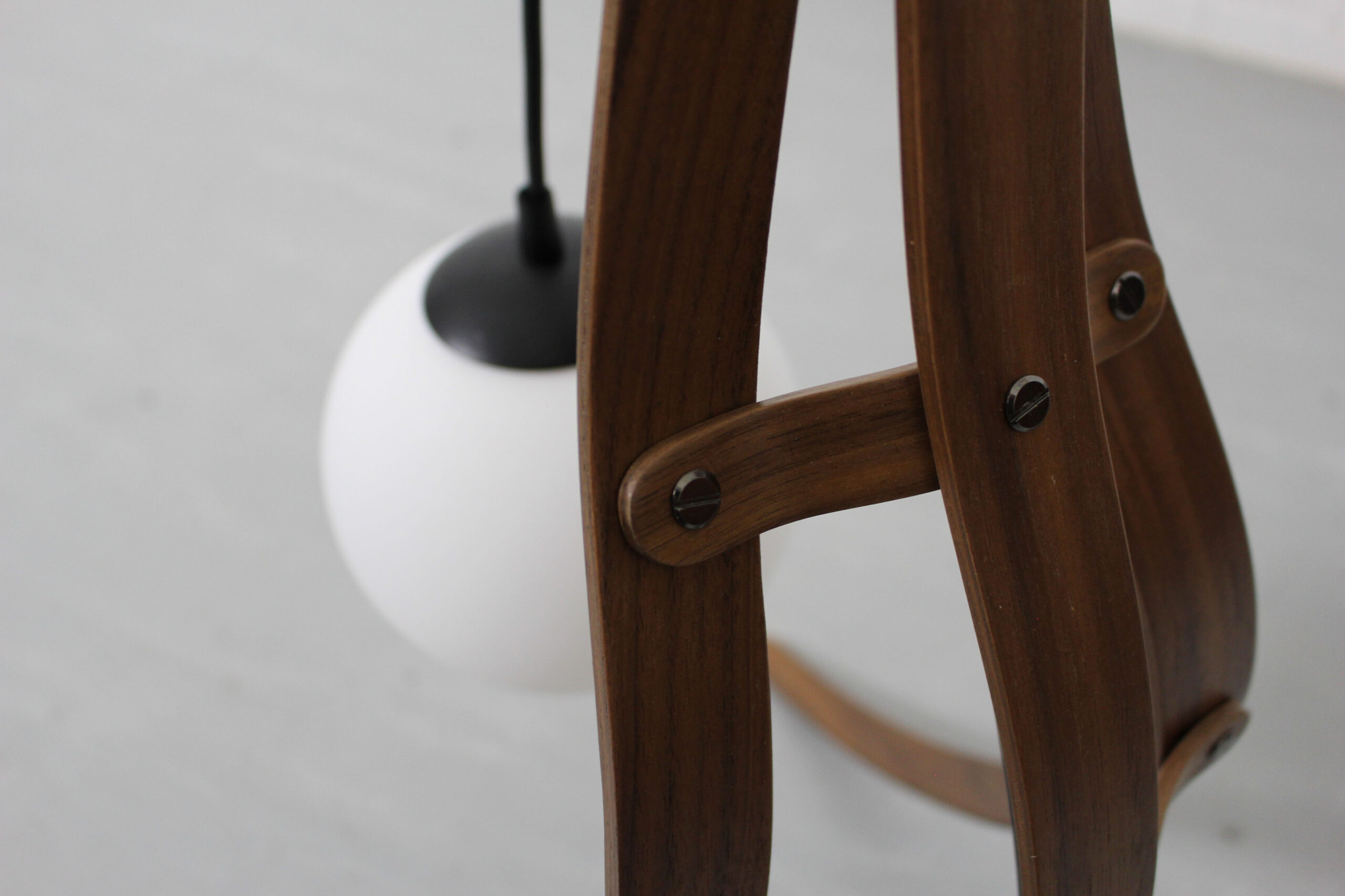 Sculptural table lamp with globe