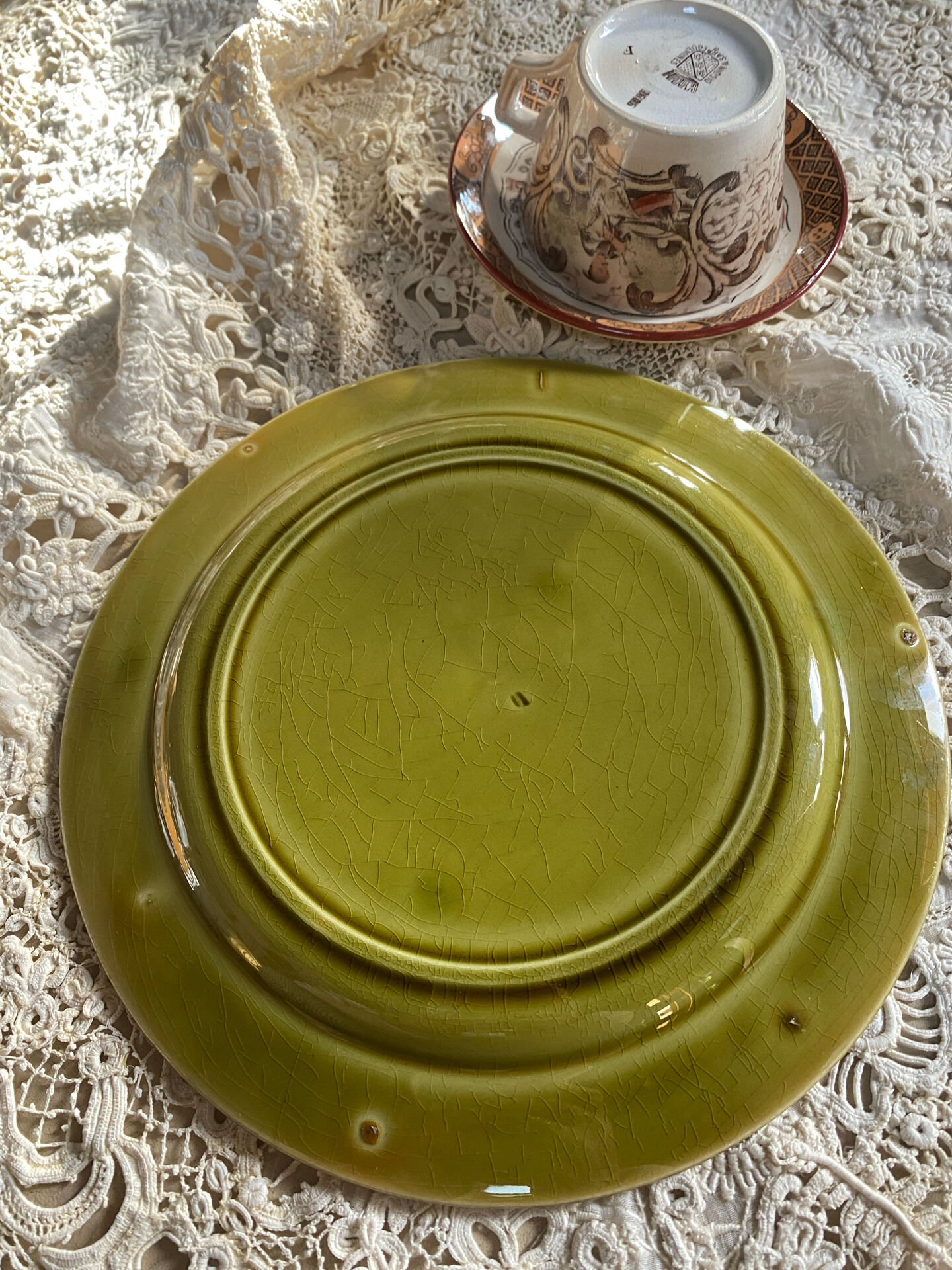 Assiette plate en majolique HB Choisy le Roi