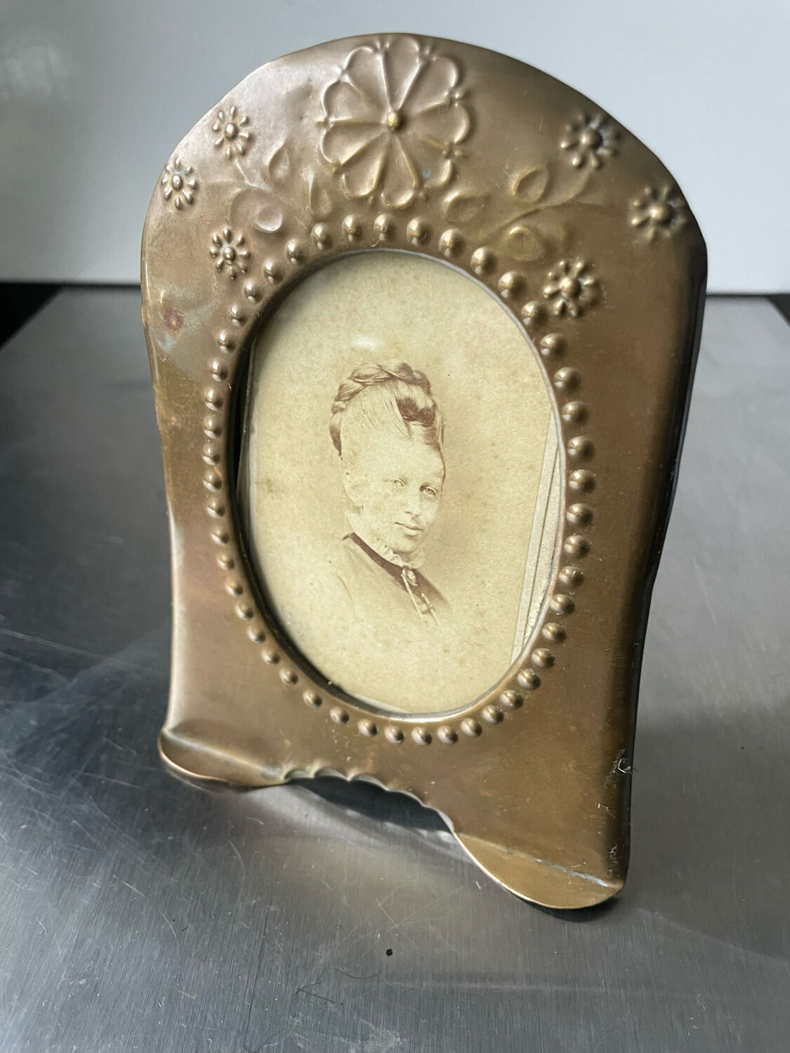 Picture frame in brass art nouveau