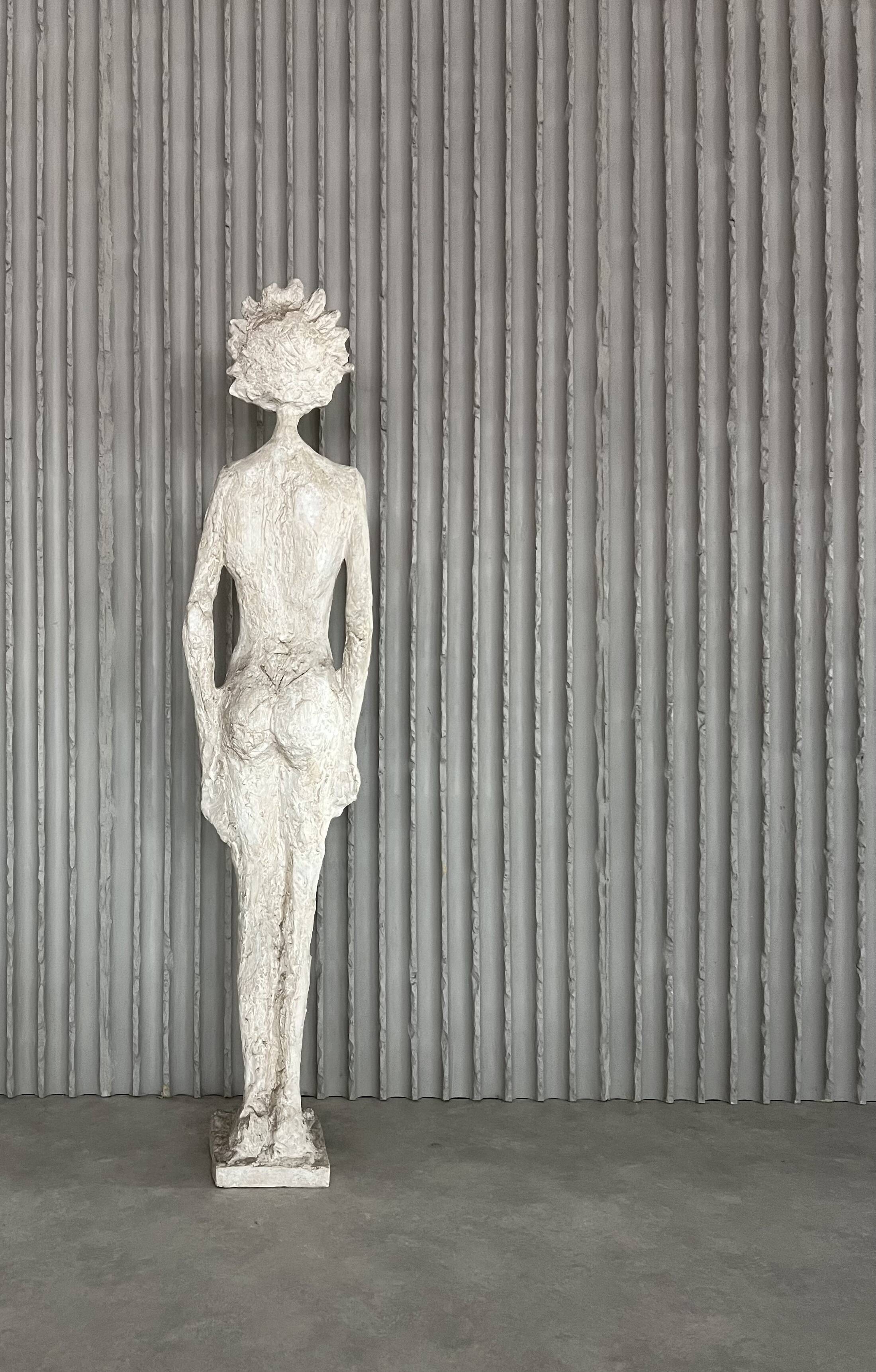 Sculpture en fibre de verre à taille réelle d'une femme, dans le style de Giacometti. France, années 1970.