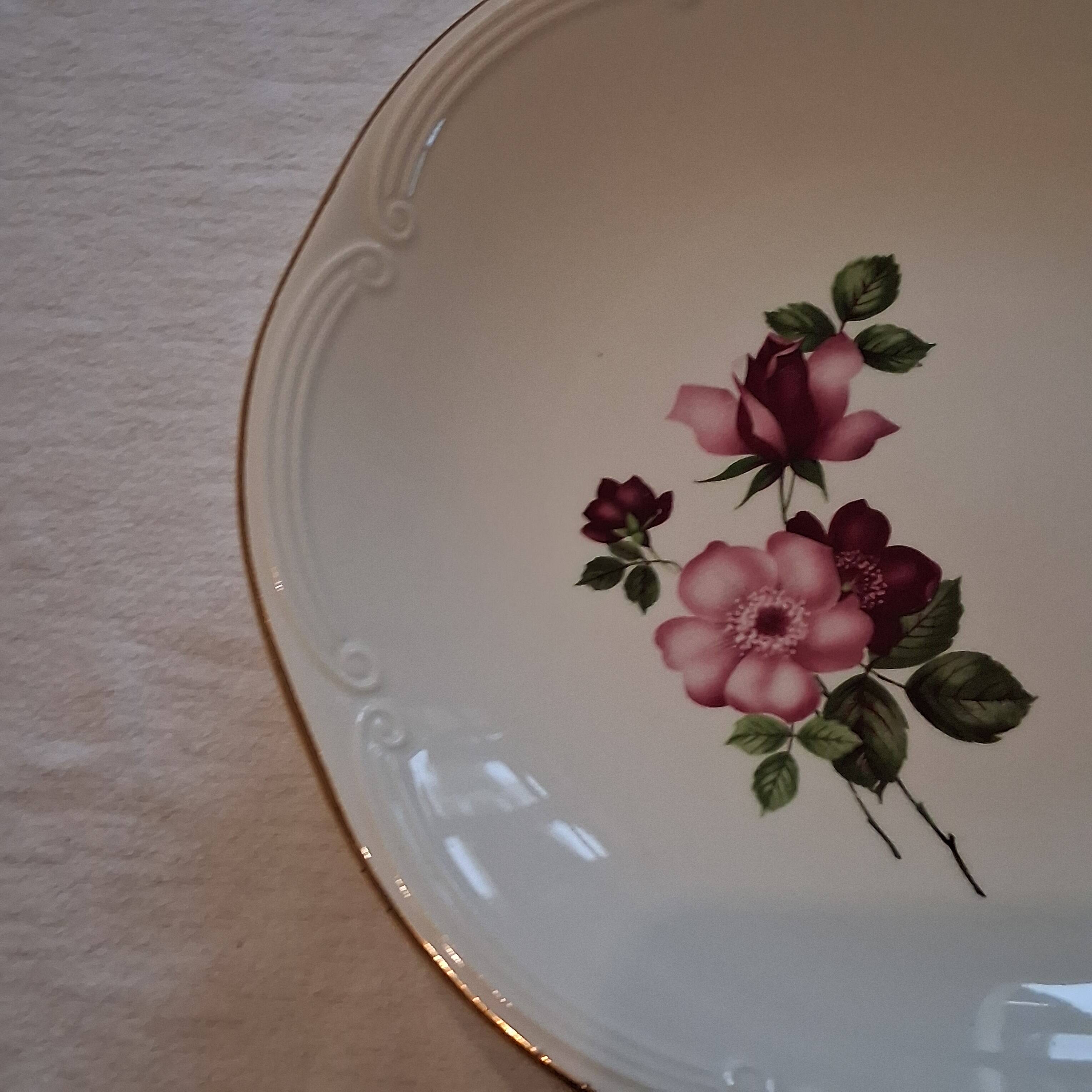 Very nice round serving dish from Gien model "Chinon" in very good condition.