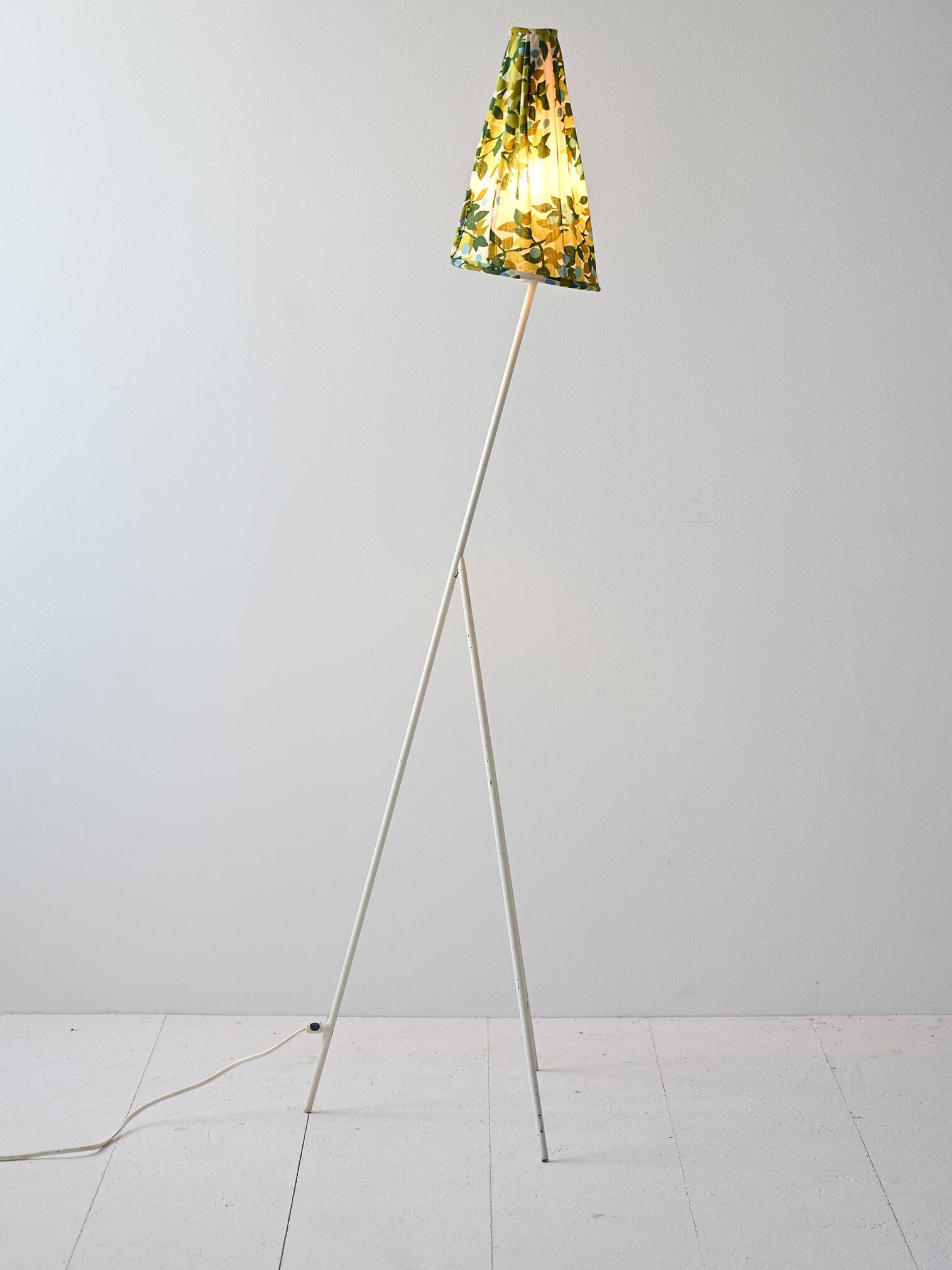 Lampadaire tripode vintage en métal blanc
