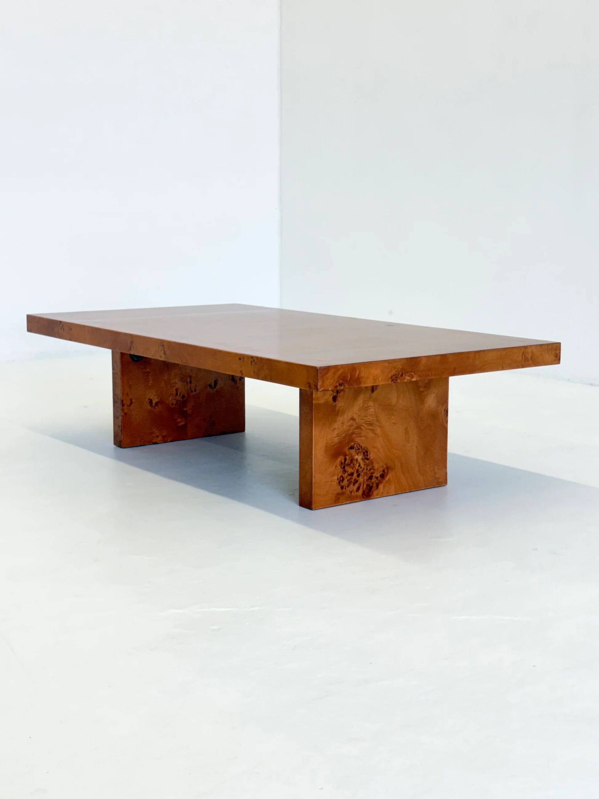 Table basse vintage par Smania en bois de noyer.