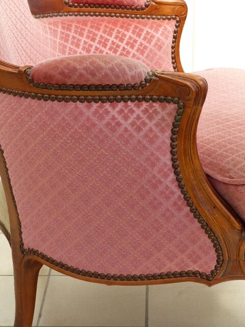 Vintage shepherdess armchair in pink velvet.