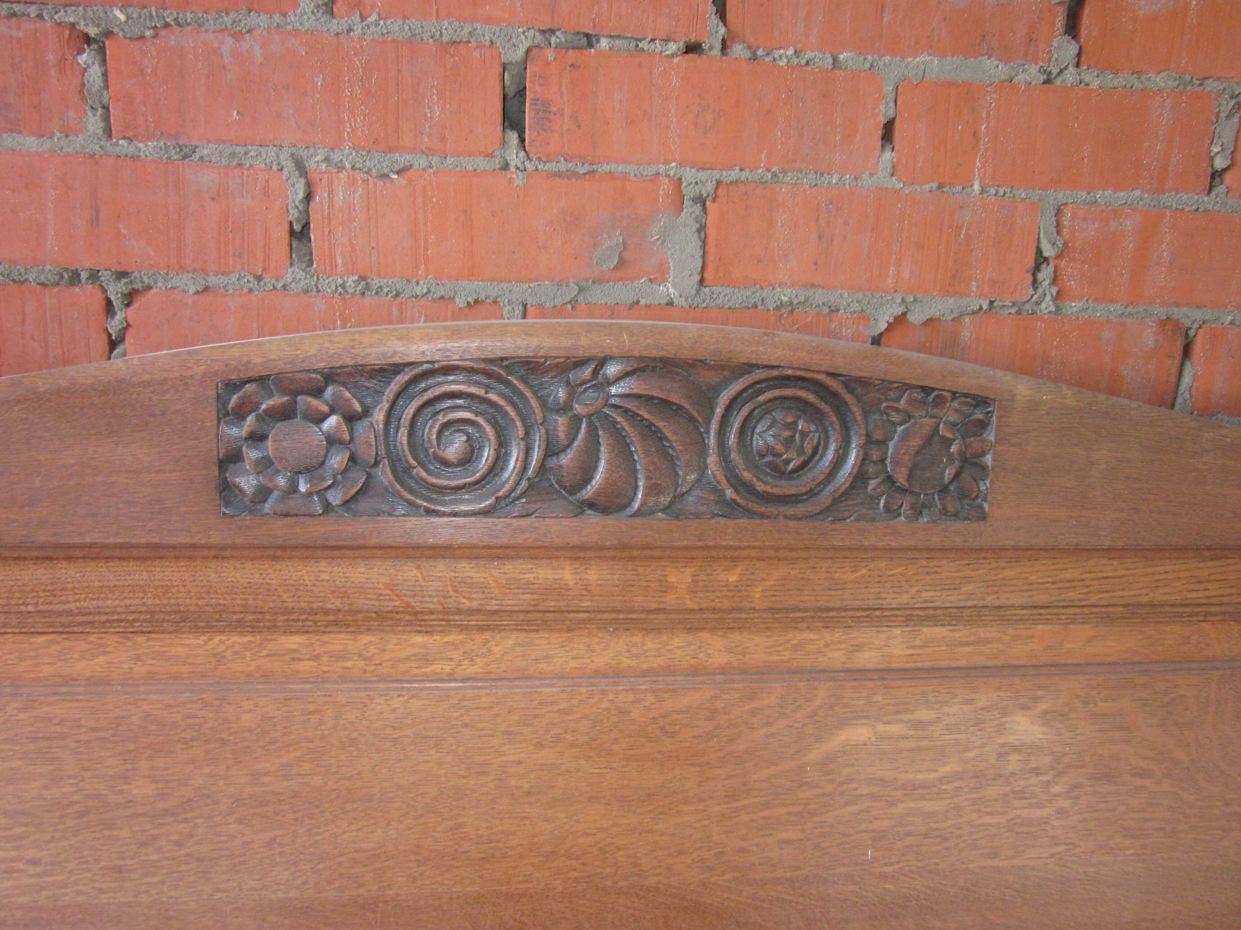 Bed head of the 30s in massive channel