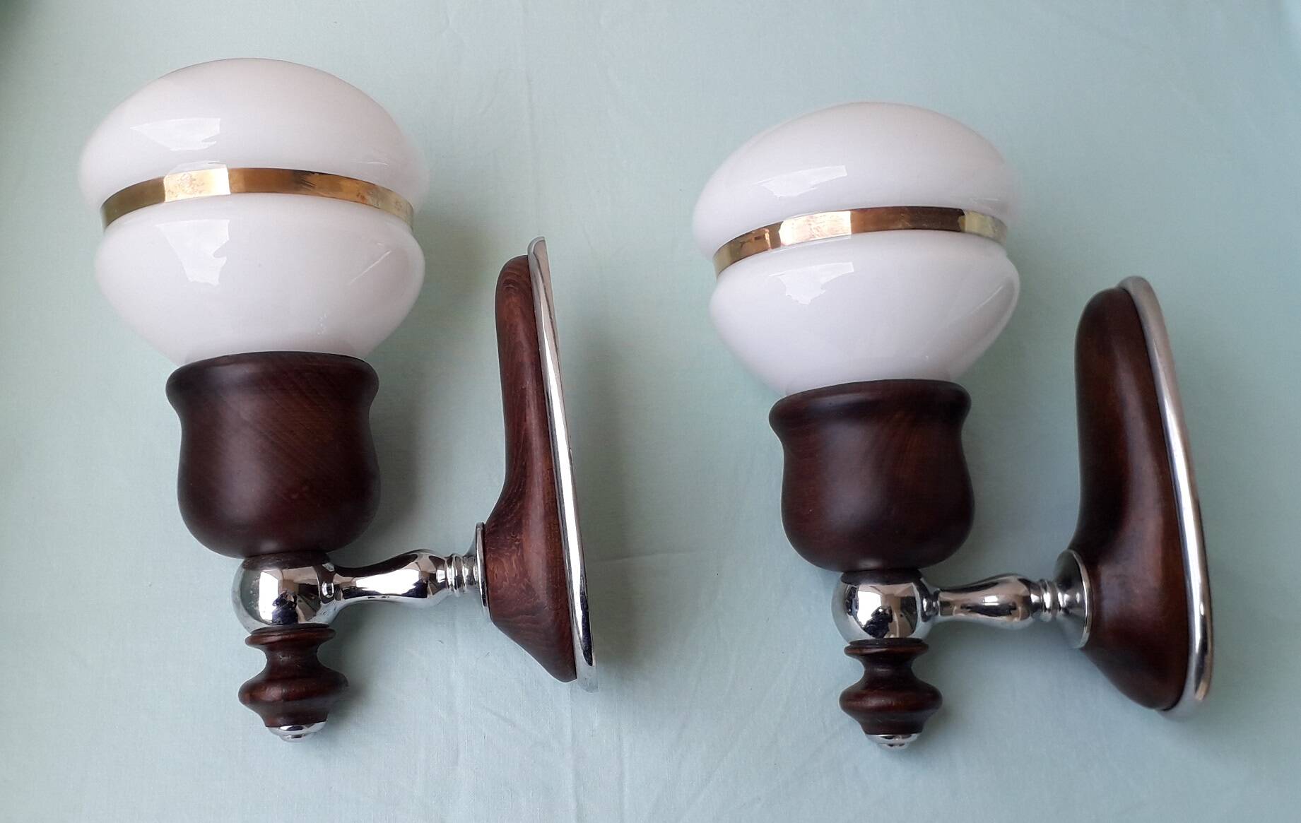 Paire d'appliques en métal chromé, bois et opaline