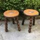 Paire de tabourets tripode en bois tourné
