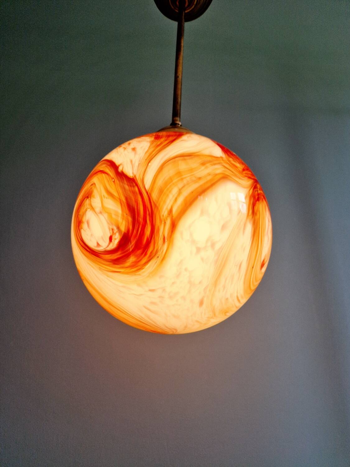 Art Deco pendant light in brass and veined opaline, 1920s-30s