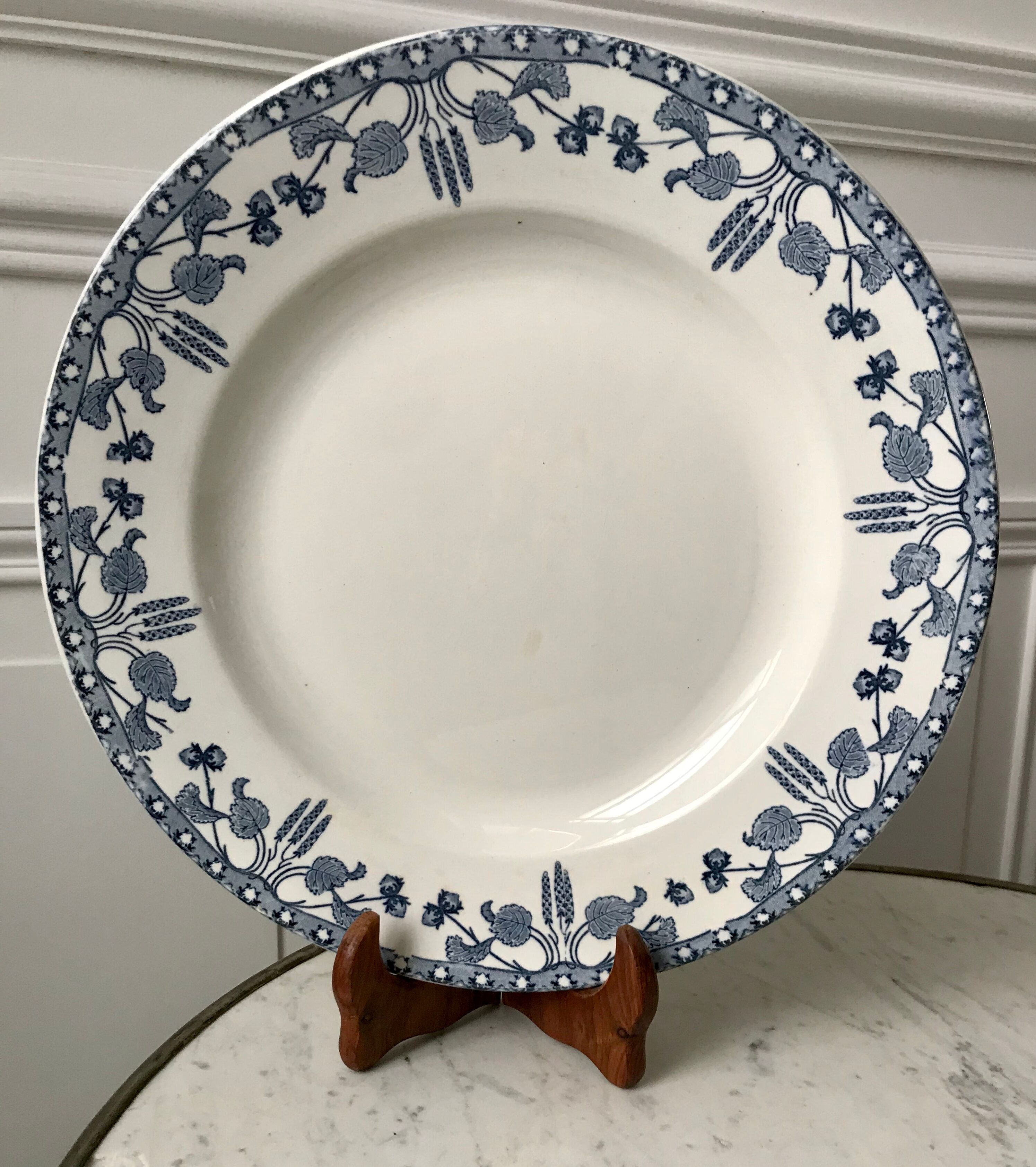Round dish Terre de Fer U & C Sarrreguemines model "Hazelnuts" late nineteenth