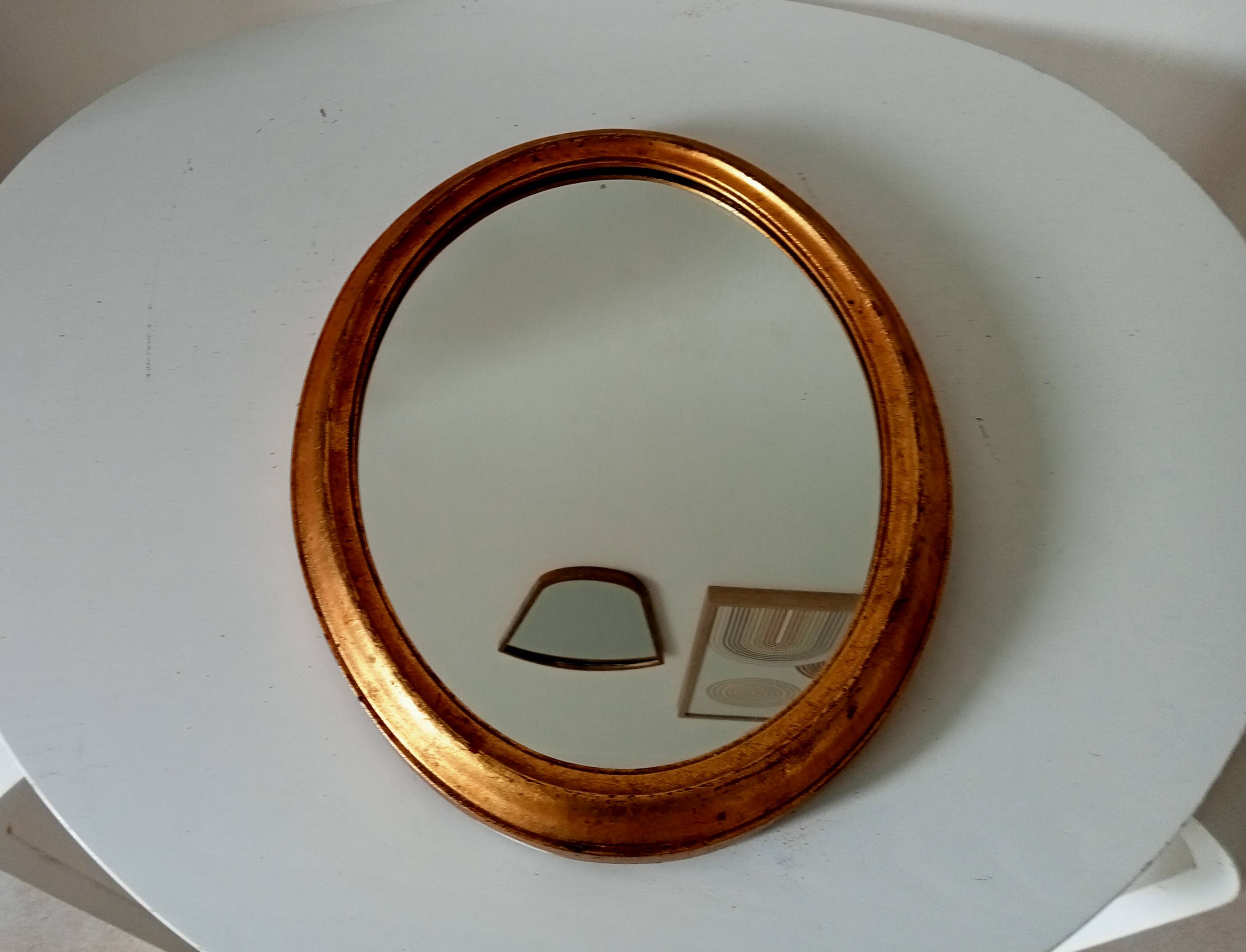 Antique oval mirror in gilded solid wood
