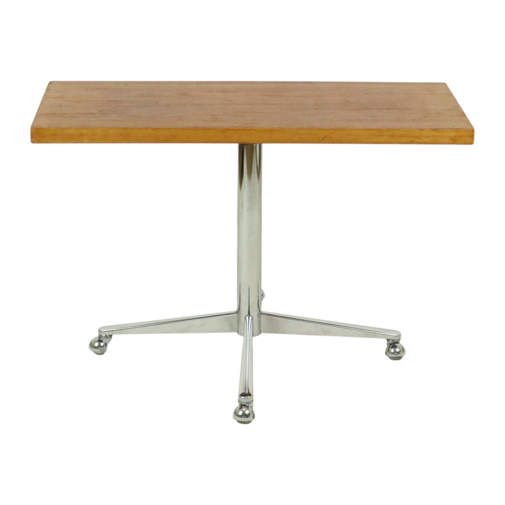 Table basse vintage avec plateau en bois et roulettes chromées, 90 cm