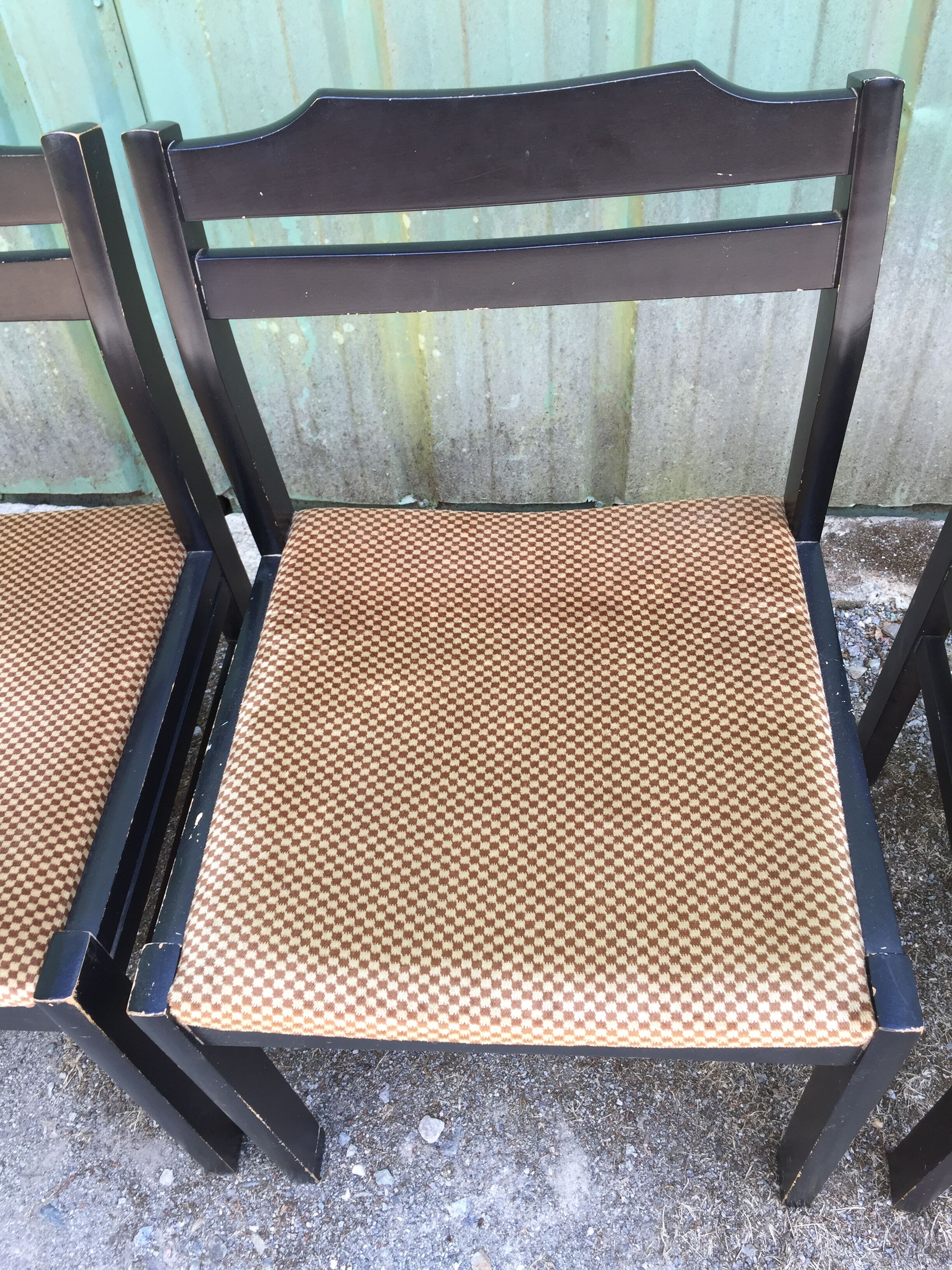 Chaises en hêtre laquées noir à assises en tissu or a petits carreaux
