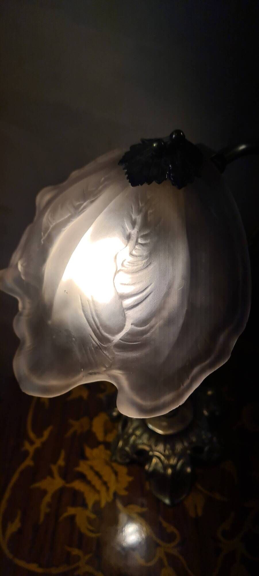 Art Nouveau bronze petal lamp with molded glass 28x34