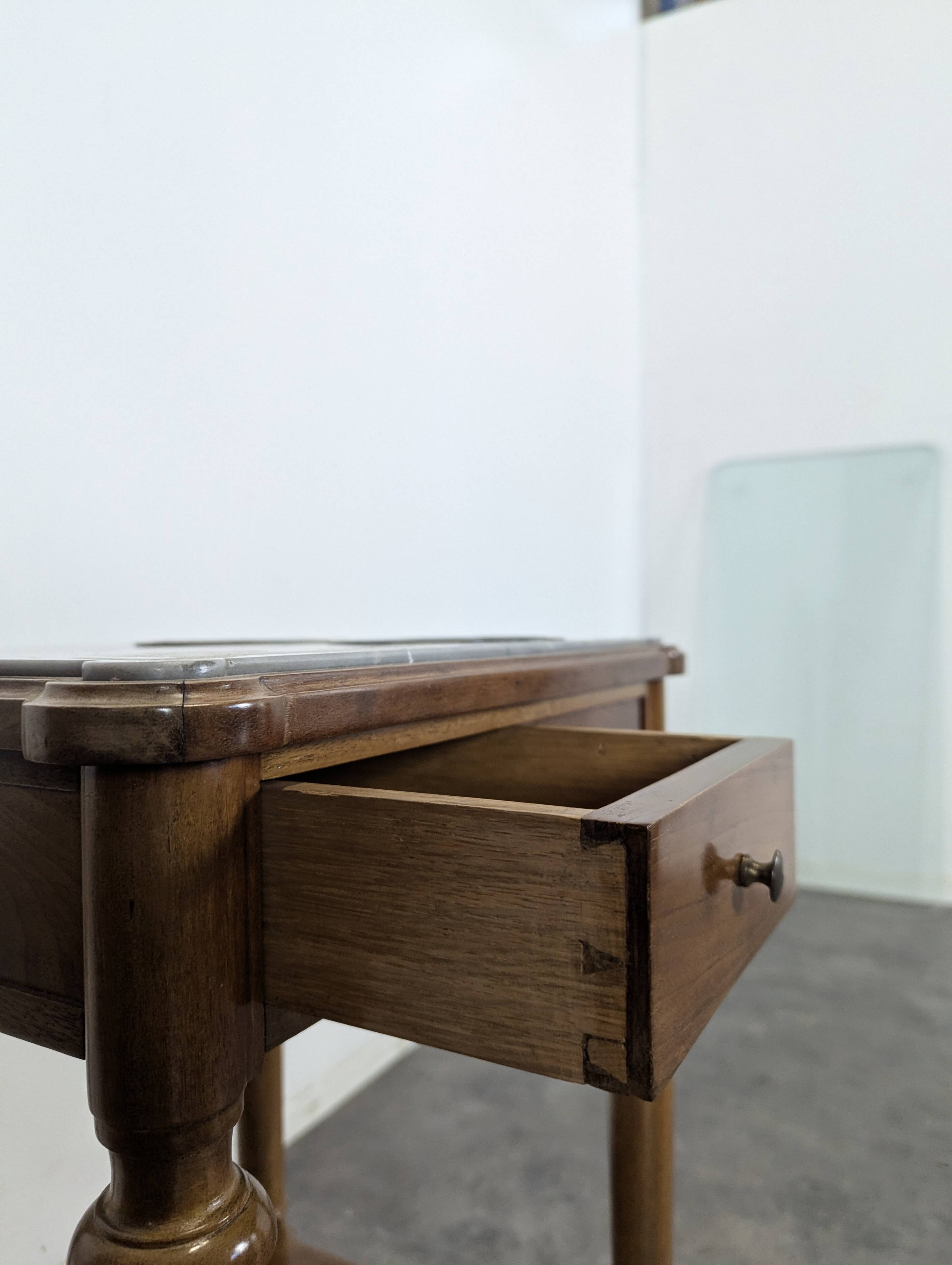 Mahogany refreshment cabinet from the early 19th century.
