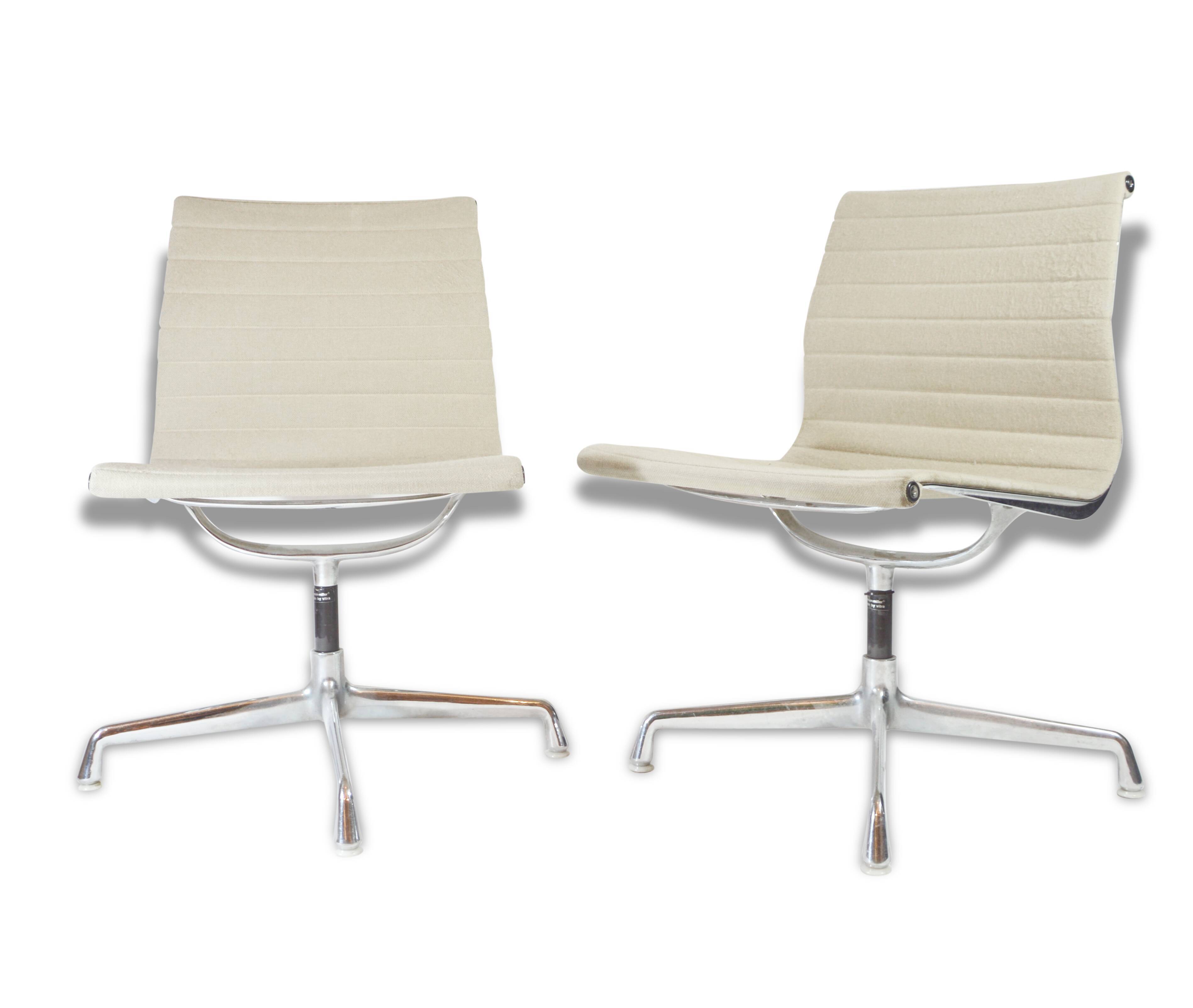 Pair of chairs Eames EA 105