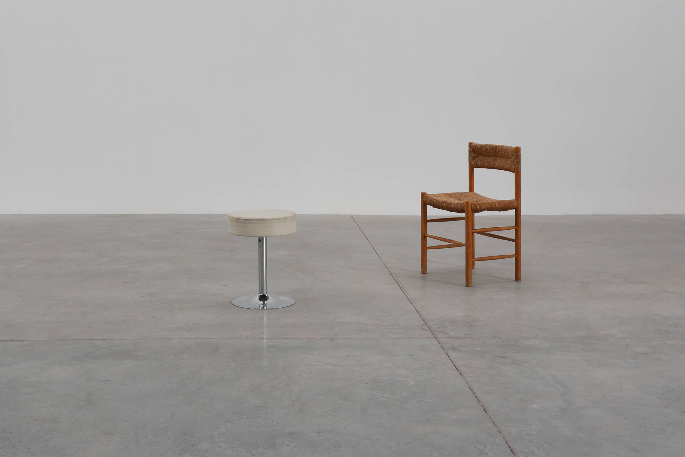 Vintage Mid-century design stool in chrome with white leather seat, 1970s