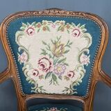 Paire de fauteuils brodés à la main. Noyer.
