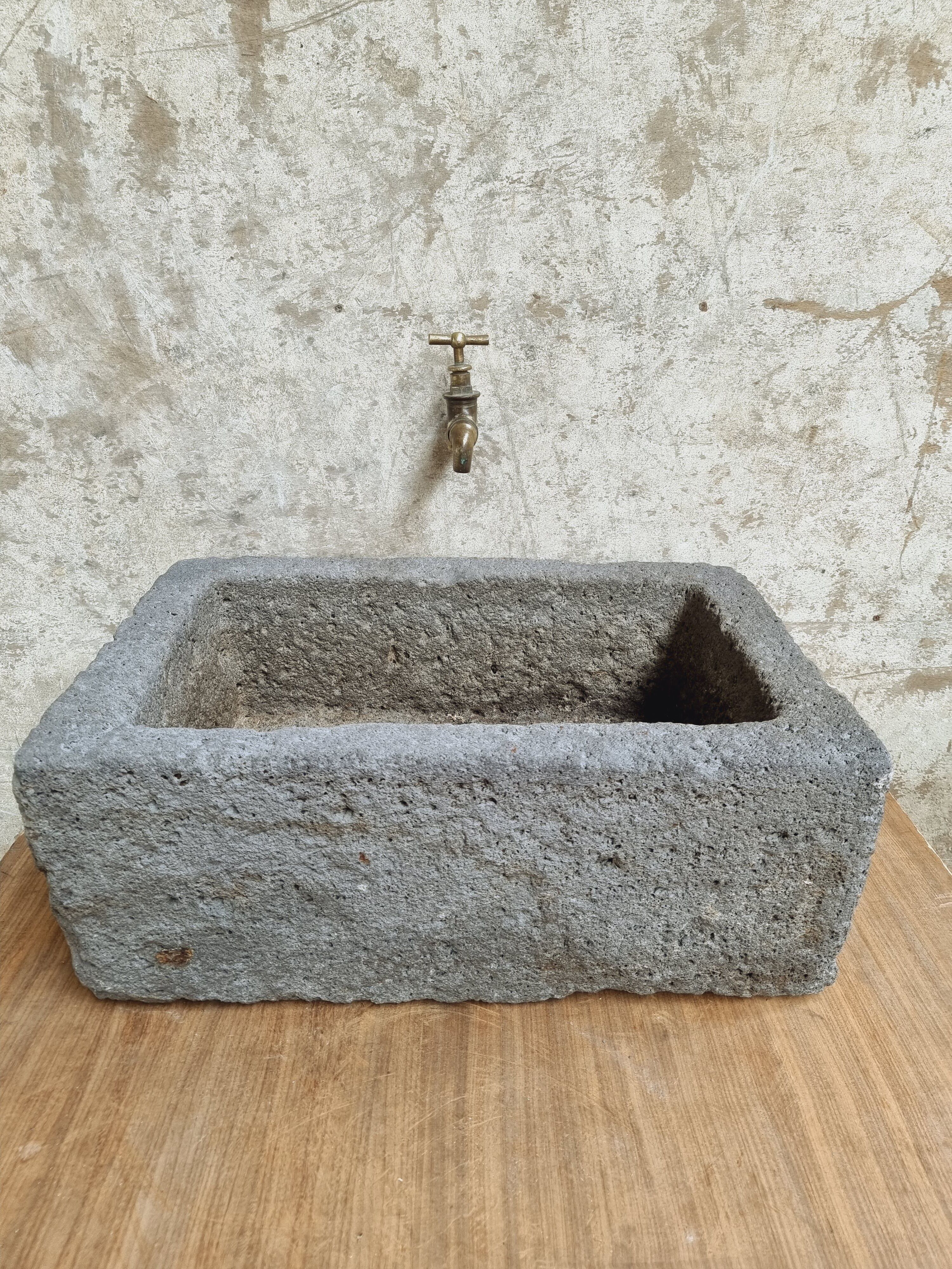 Auge en pierre lavabo antique français