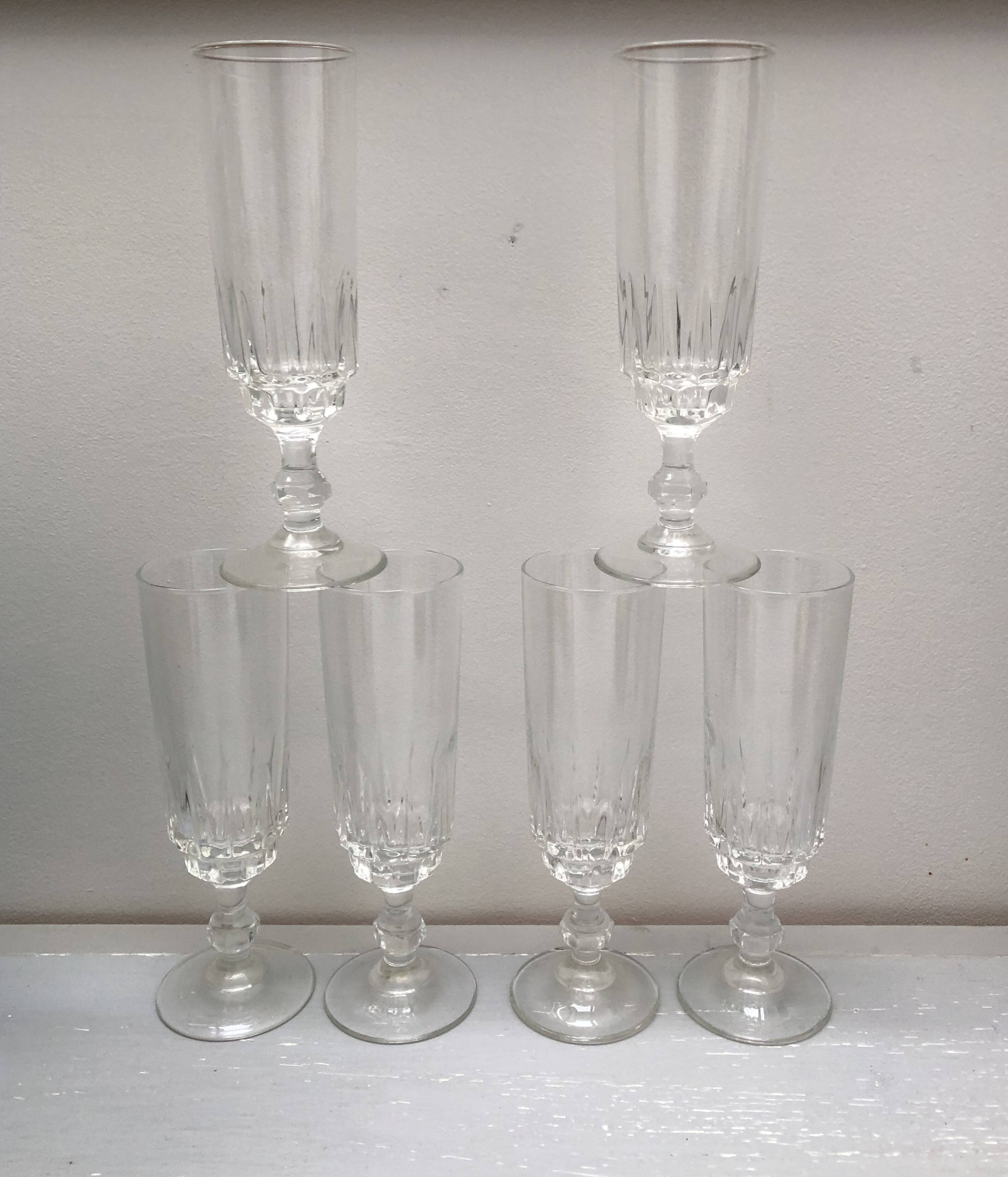 Set of 6 lance model champagne flutes, design made in France from the 1970s.