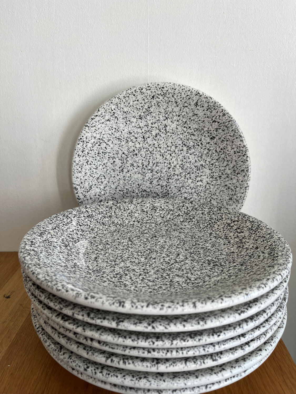 8 flat plates in speckled ceramic