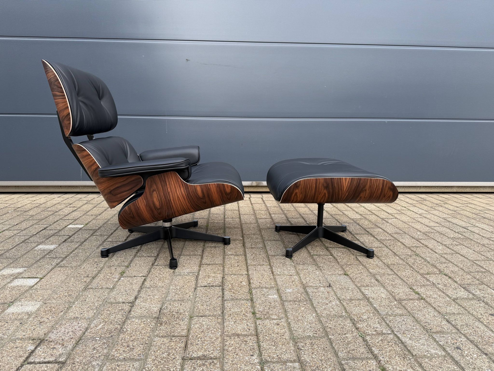 Vitra Eames Lounge chair XL + Ottoman, Zwart leder & Santos Palissander